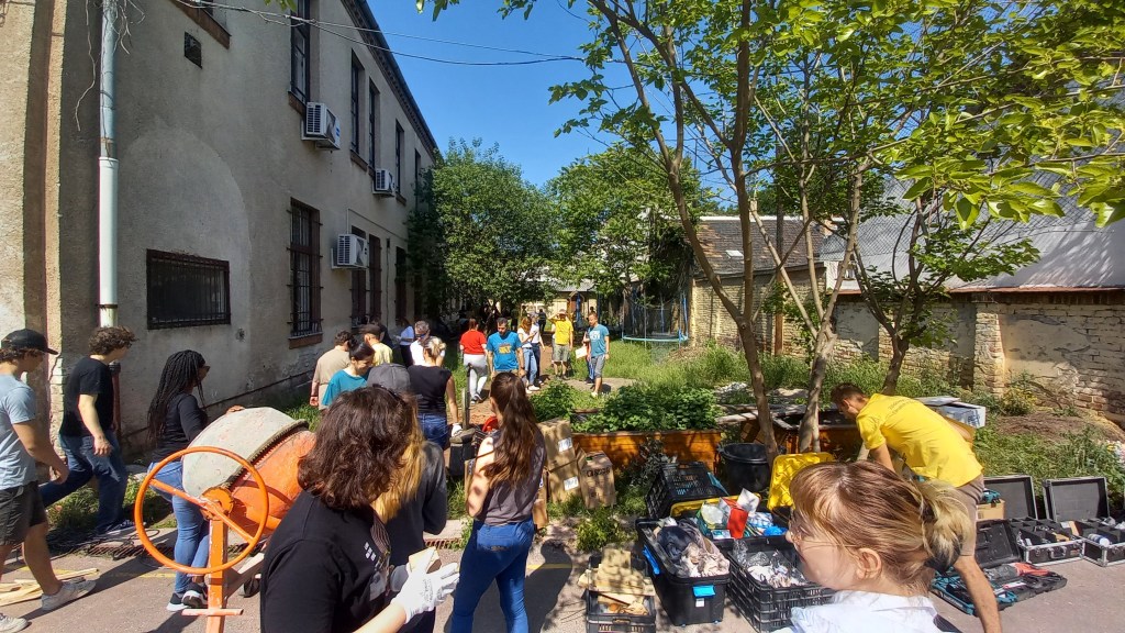 Önkéntesek a Tüskevárban