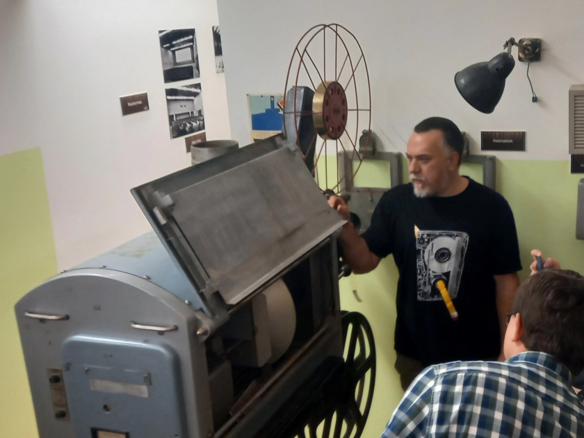 A vetítőgép fényében